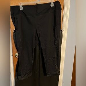 Black capri yoga pants
